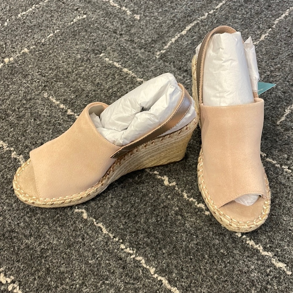 Tom’s NWT Monica wedge. Size 8